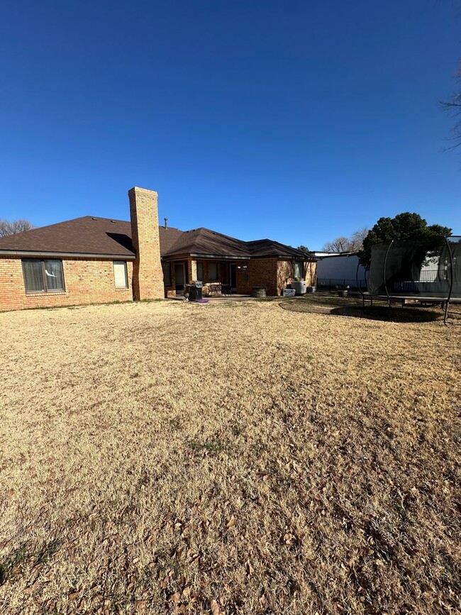 Building Photo - Spacious 4 Bed Home on the Golf Course! Me...