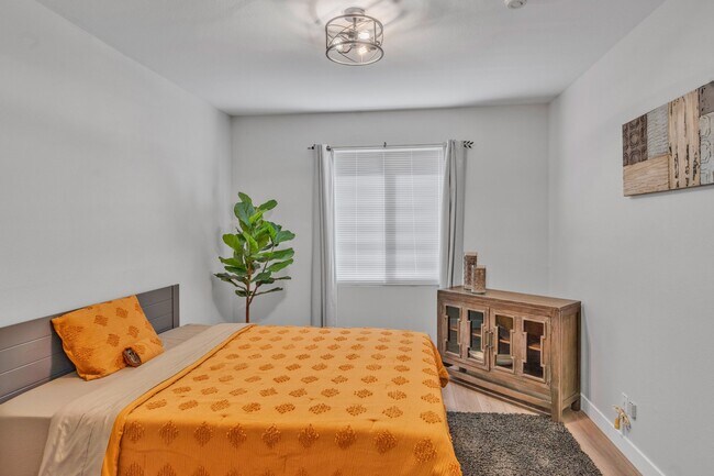 Building Photo - 433 E Tamarack Ave