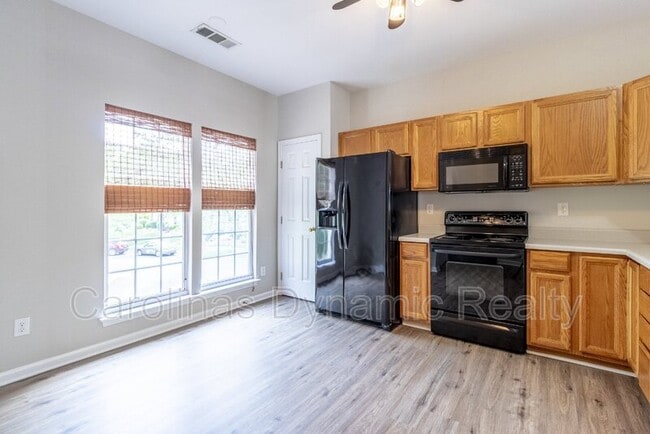 Building Photo - 9618 Blossom Hill Dr