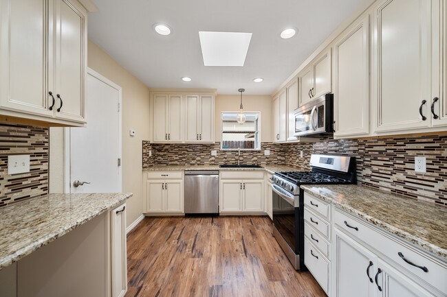 Building Photo - 885 Peregrine Ln