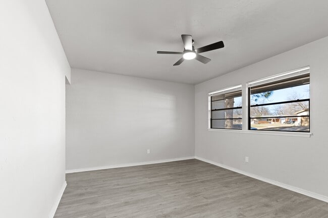 Building Photo - 1304 Pinewood Ct