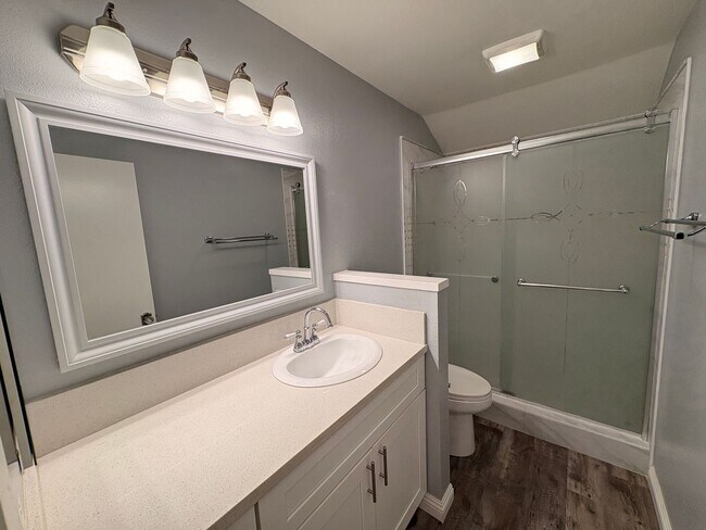 Building Photo - 3 Bed, 2.5 Bath in Ontario!