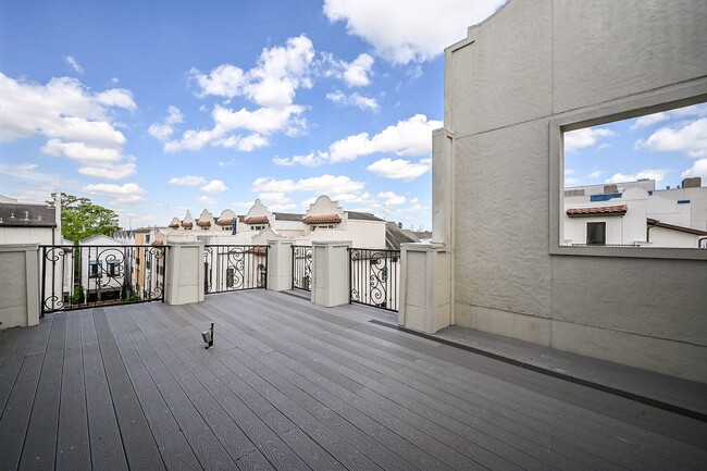 Building Photo - 1825 W 24th St