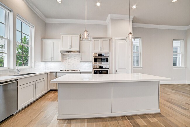 Building Photo - Stunning Modern Townhome in Central Location!