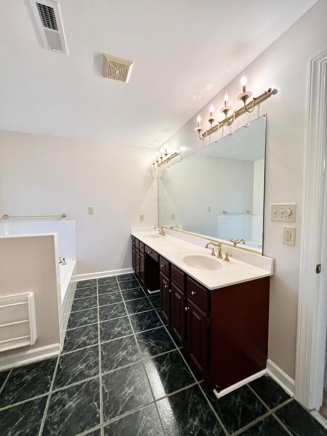 Building Photo - Fabulous 4BR 2.5BA Home on 1.25 Acres