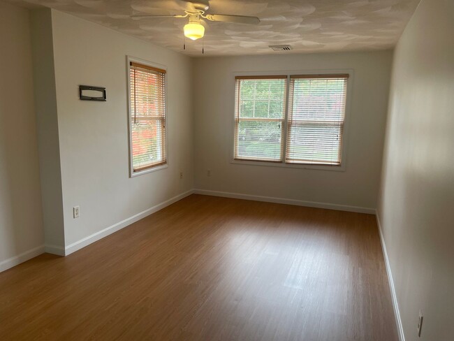 Building Photo - Newly Renovated Townhouse Style Condo For ...