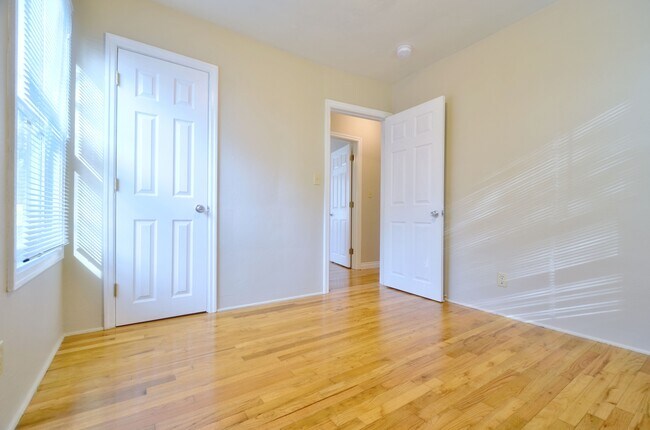 Building Photo - Live Comfortably in this conveniently located 3-Bedroom Home!