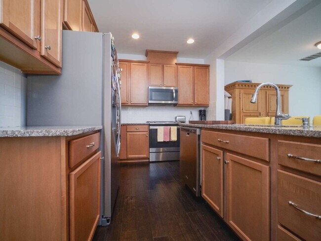 Building Photo - "Exquisite  2-Bed Townhouse with 2.5 Baths in Prime Charlotte Location – 1,531 Sq Ft of Comfort!"