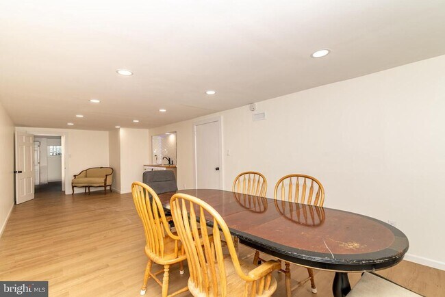 Building Photo - 1800 Lark Ln