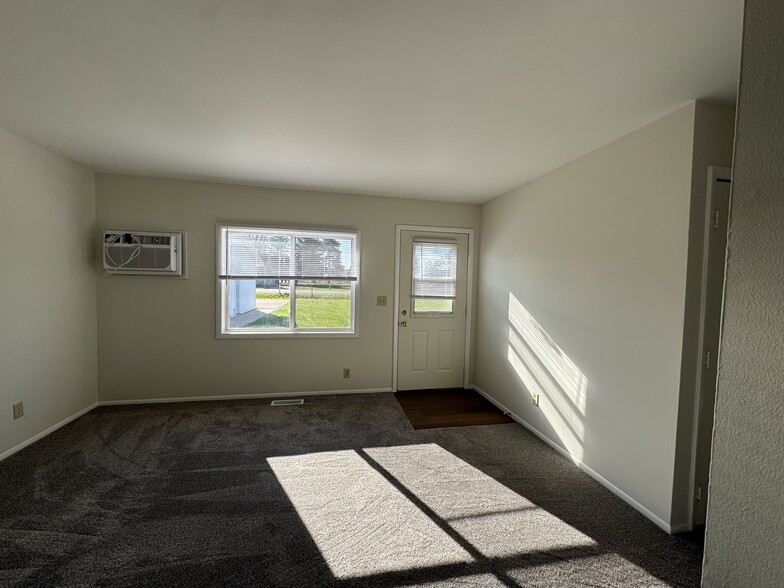 Building Photo - 647 Kennedy Ct