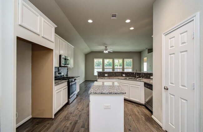 Building Photo - 15618 Whispering Green Dr