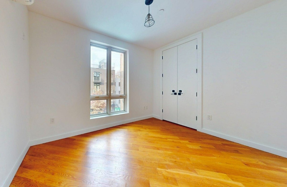 Building Photo - Myrtle Avenue