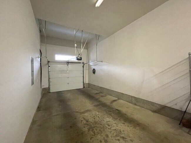 Building Photo - Gorgeous Townhouse in the Heart of Multnomah Village with Attached Garage, Outdoor Space