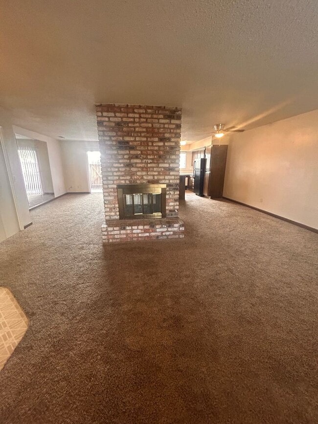 Building Photo - Cute home for rent in Visalia!