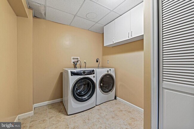 Building Photo - 9760 Hatmark Ct