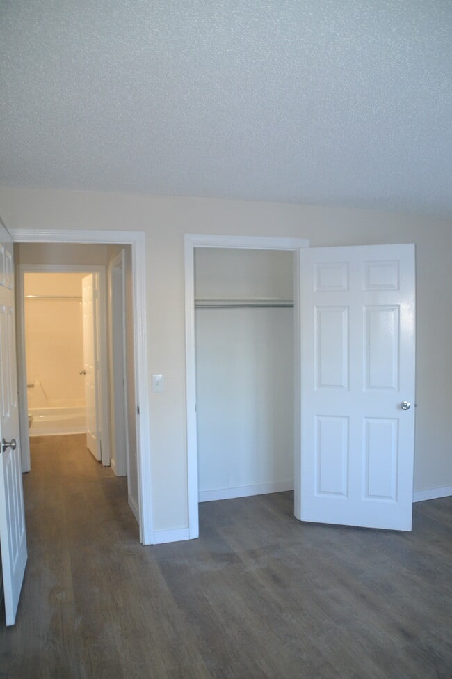 Building Photo - 12 St James Pl