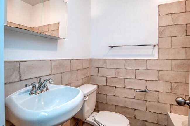 Building Photo - 4104 W Lawn Ave