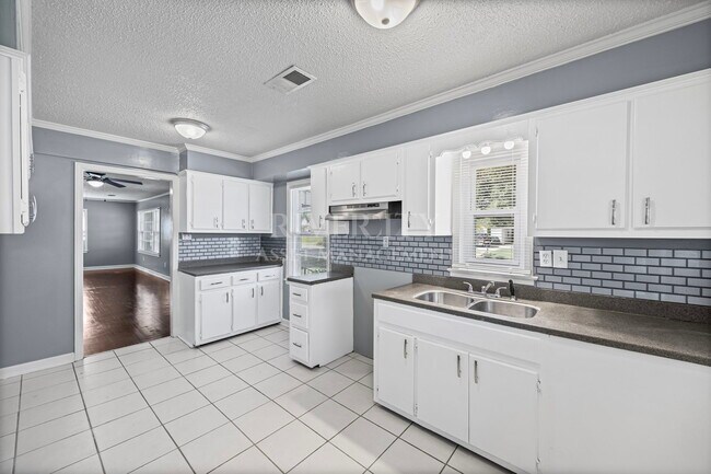 Building Photo - 3256 Ridgecrest St