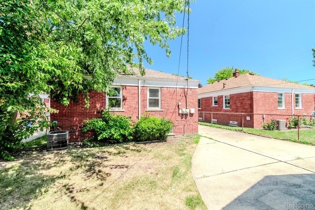 Building Photo - 23000 Alger St