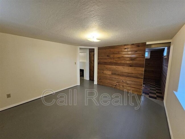 Building Photo - 4723 N Cedar St