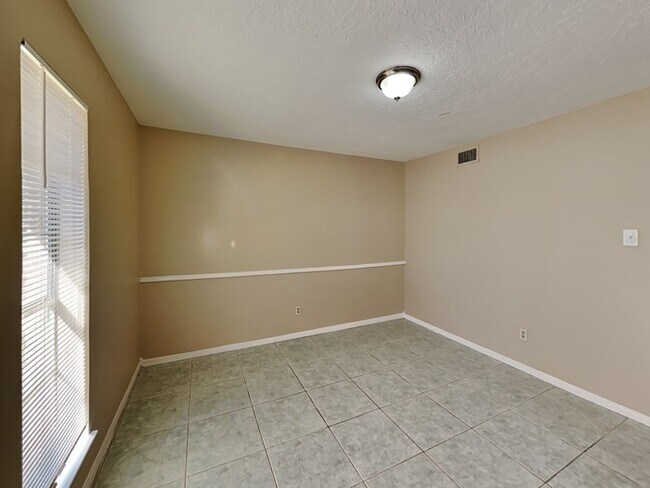 Building Photo - Charming and Full of Character!