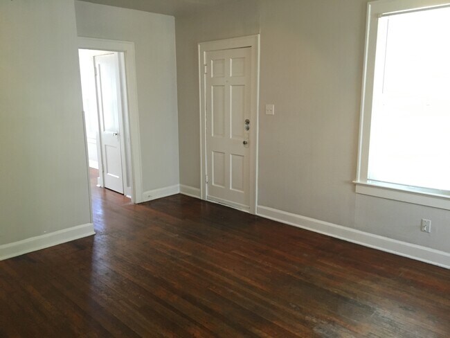 Building Photo - 812 E 30th St