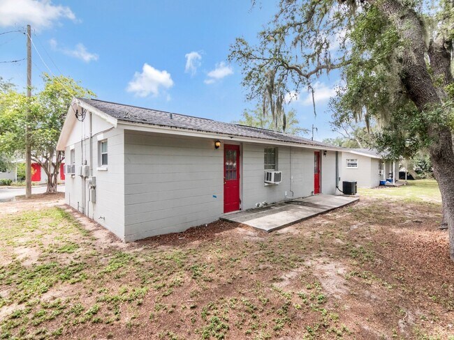 Building Photo - Move-In Ready 1BR/1BA Duplex in Brandon, FL — $1,295/Month, Across from Brandon Mall