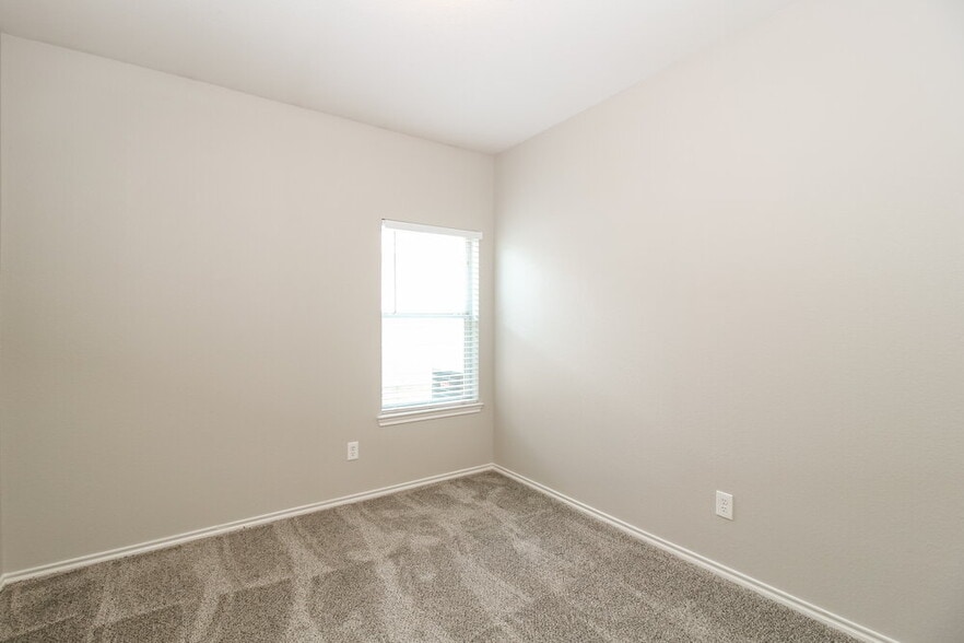 Building Photo - 10048 Iron Ridge Dr