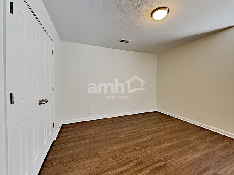 Building Photo - 1128 Eastwoods Dr