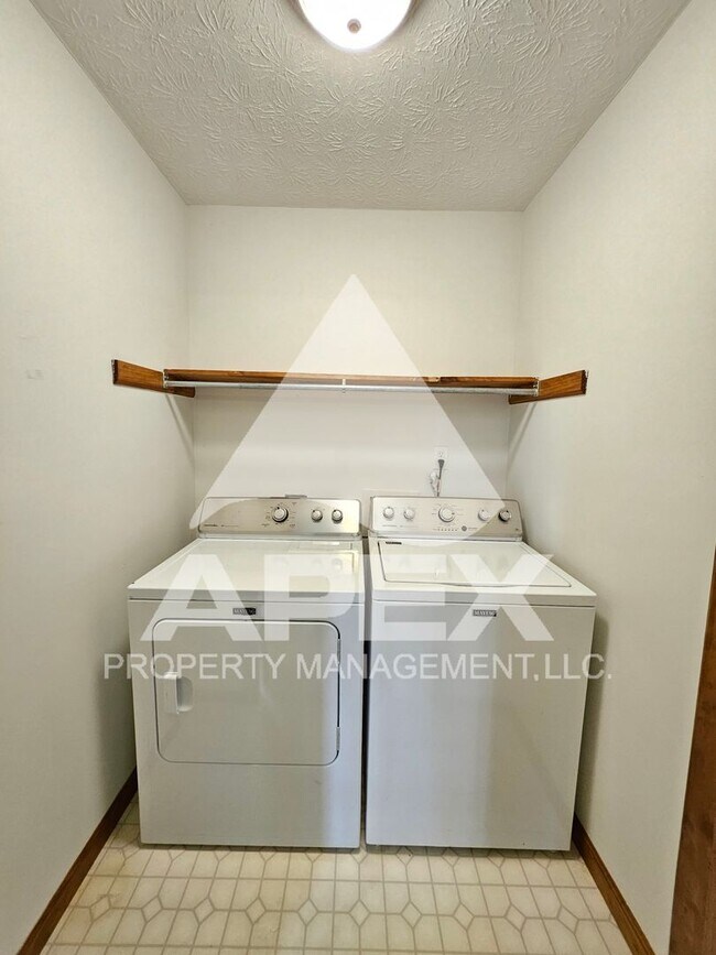 Building Photo - Beautiful 3 Bd/2 Ba Brick Single Family Home w/2-Car Garage in Powell!