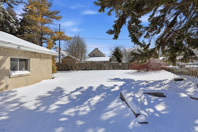 Building Photo - 5 Bedroom House in Manitowoc