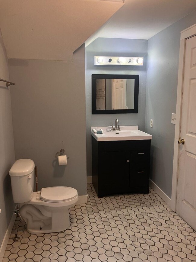 Building Photo - 327 Elm Ave