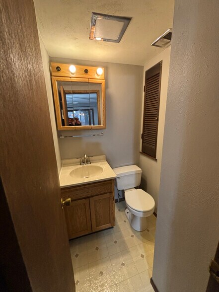 Building Photo - 601 Hillsboro Ave