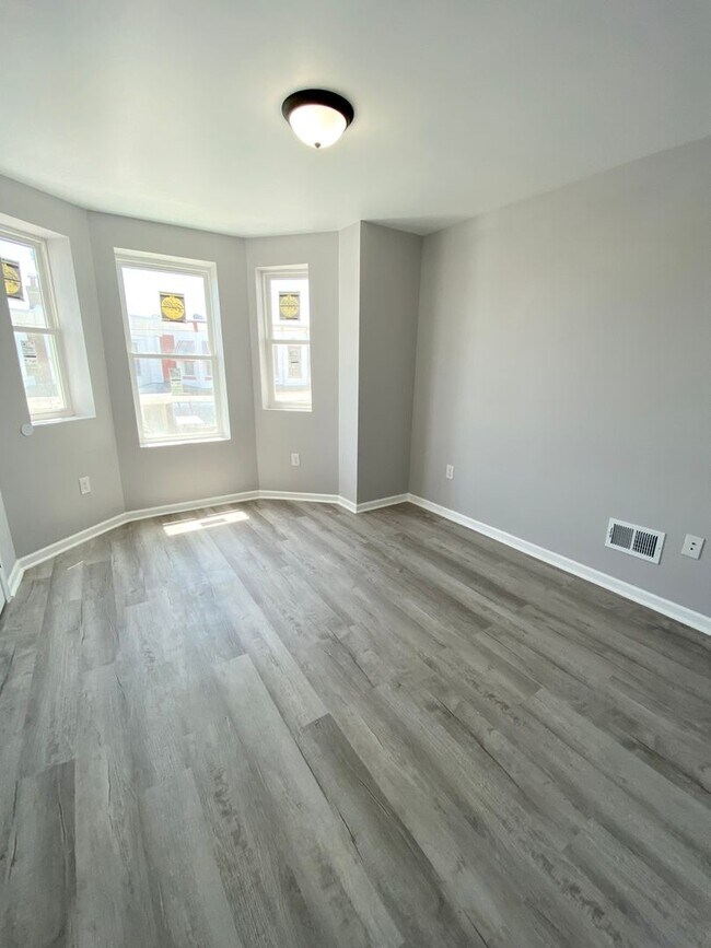 Building Photo - Beautifully Renovated 3-Bedroom Townhouse ...