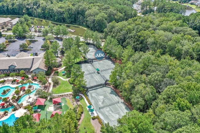 Building Photo - Elegant Three-Bed, Three-Bath Residence in...