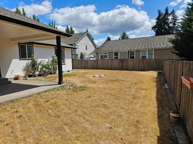 Building Photo - Spacious Tacoma Home with Gas Fireplace, 3-Car Garage & Covered Patio!