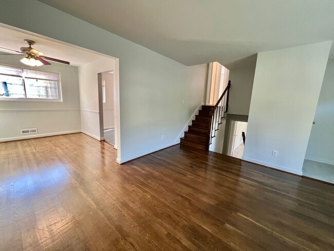 Building Photo - Beautiful 4 BR + den 2 FB home in corner lot!