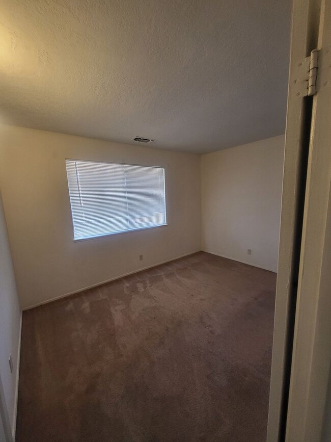 Building Photo - Brick 1600/sf 3/Bd 2/Ba 2/CG