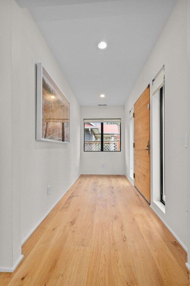 Building Photo - 4Bd/3Ba Seattle House