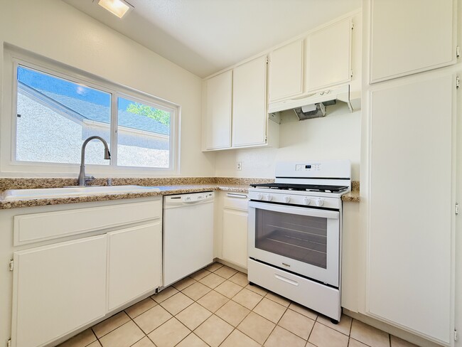 Building Photo - 2711 Nandina Dr