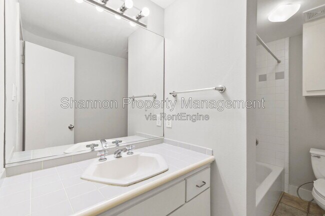Building Photo - 1604 Reinerman St