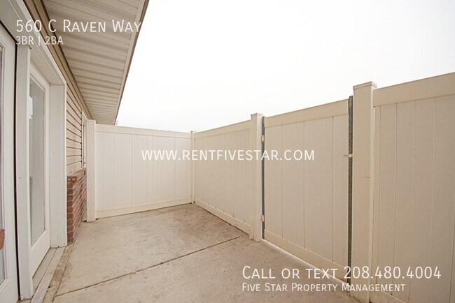 Building Photo - 560 Raven Way