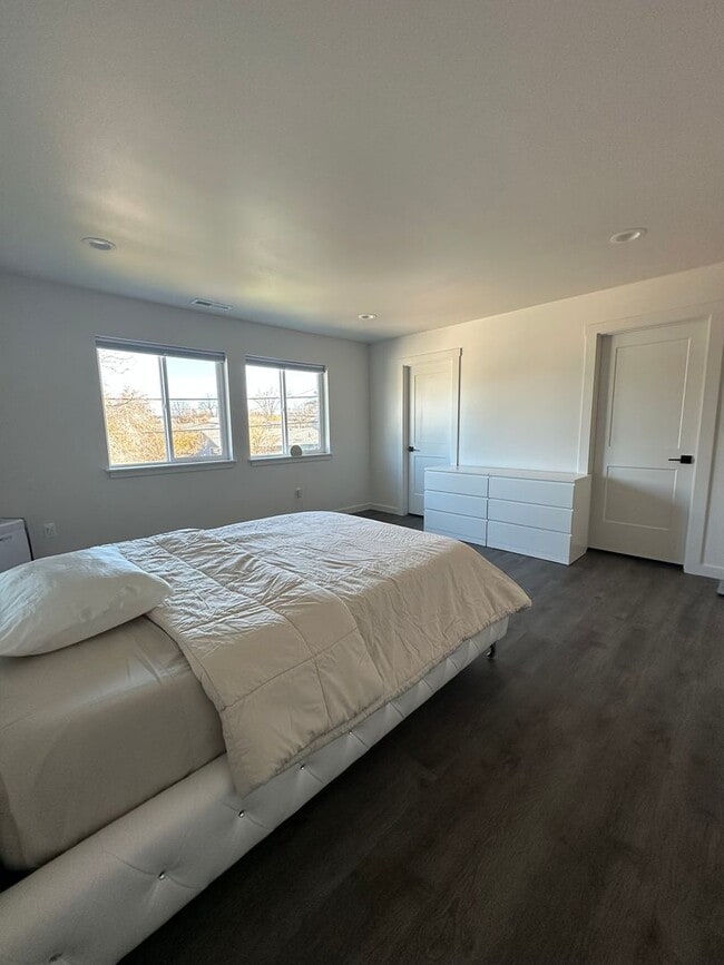 Building Photo - 527 Canterbury Ln