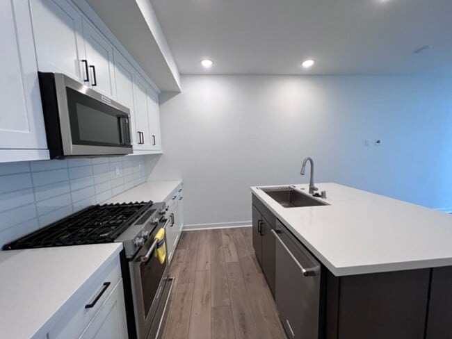 Building Photo - Updated and Luxurious Gorgeous 3 Bedroom T...