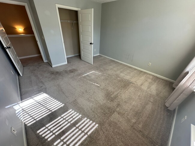 Building Photo - Towne House Living in the Center of the City!