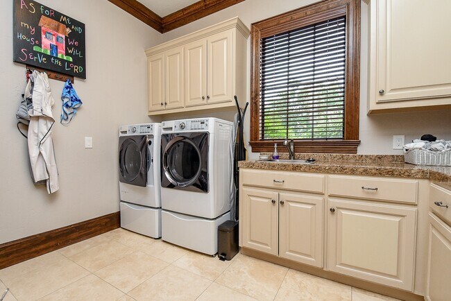 Building Photo - 10 Player Pond Pl