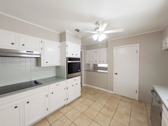 Building Photo - 6510 Daisy Dr