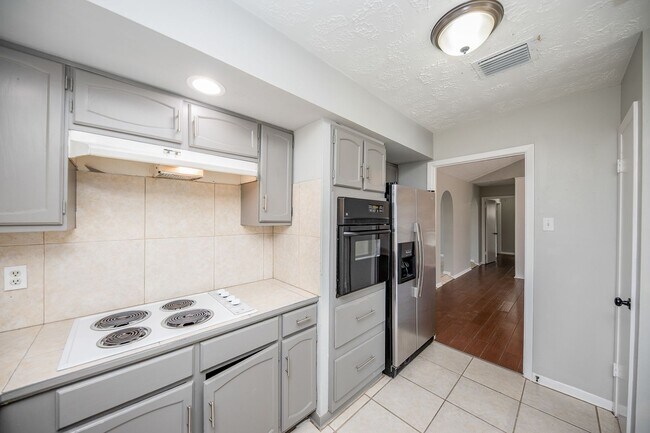 Building Photo - Coming Soon! Southwest Houston 3 bed/2 bat...