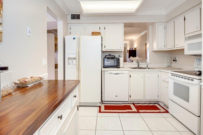 Building Photo - 6650 S Oriole Blvd