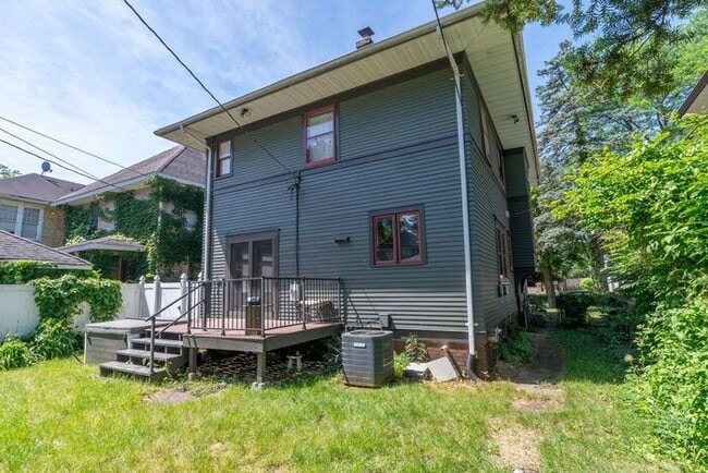 Building Photo - Near Northwest Neighborhood in South Bend 4 bedroom Craftsman style 2-story